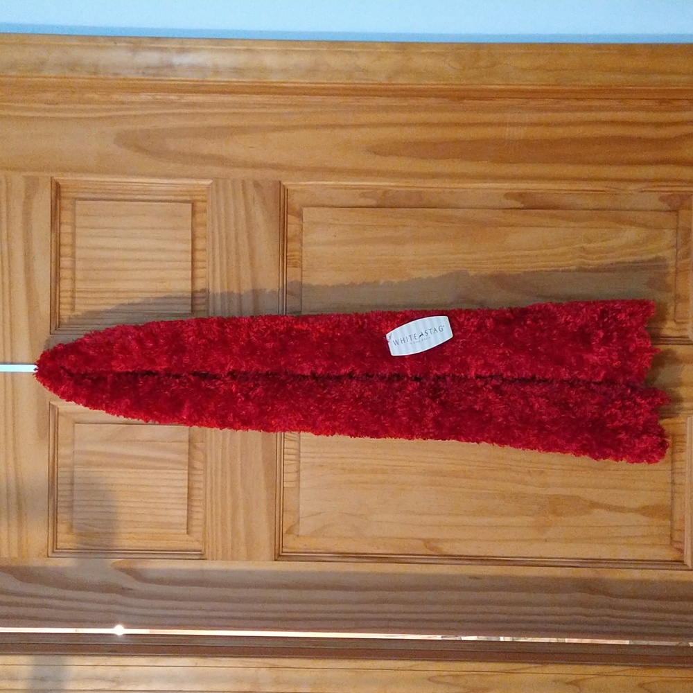 White stag sld fthr plush red scarf
